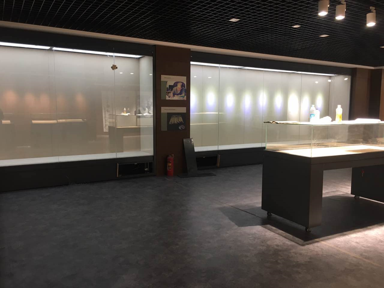 博物館展櫃_副本.png